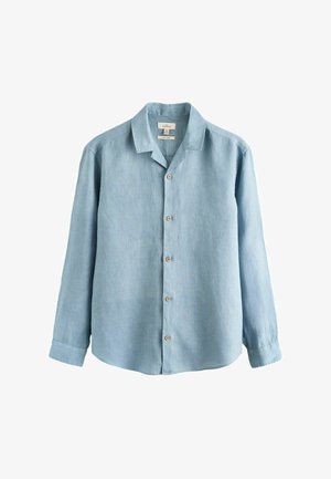 Hellblaues Leinenhemd mit langen Ärmeln, Kragen und fünf sichtbaren braunen Knöpfen, flach auf einem weißen Hintergrund präsentiert.