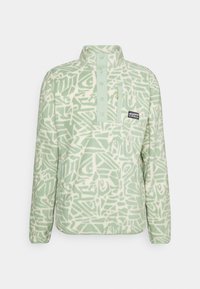 Pullover in felpa verde chiaro con un motivo astratto testurizzato in bianco. Presenta un colletto con zip a metà, quattro bottoni e una tasca sul petto.