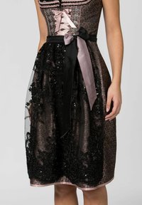 Kleid mit enganliegendem Oberteil und Schnürdetails, schwarzer Satinrocküberzug mit gestickten Blumenmustern und einem Akzent aus zartrosa Bändern.