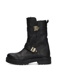 Botas de tobillo de piel negra con acabado texturizado, dos correas metálicas con hebillas y una suela gruesa para mayor agarre.