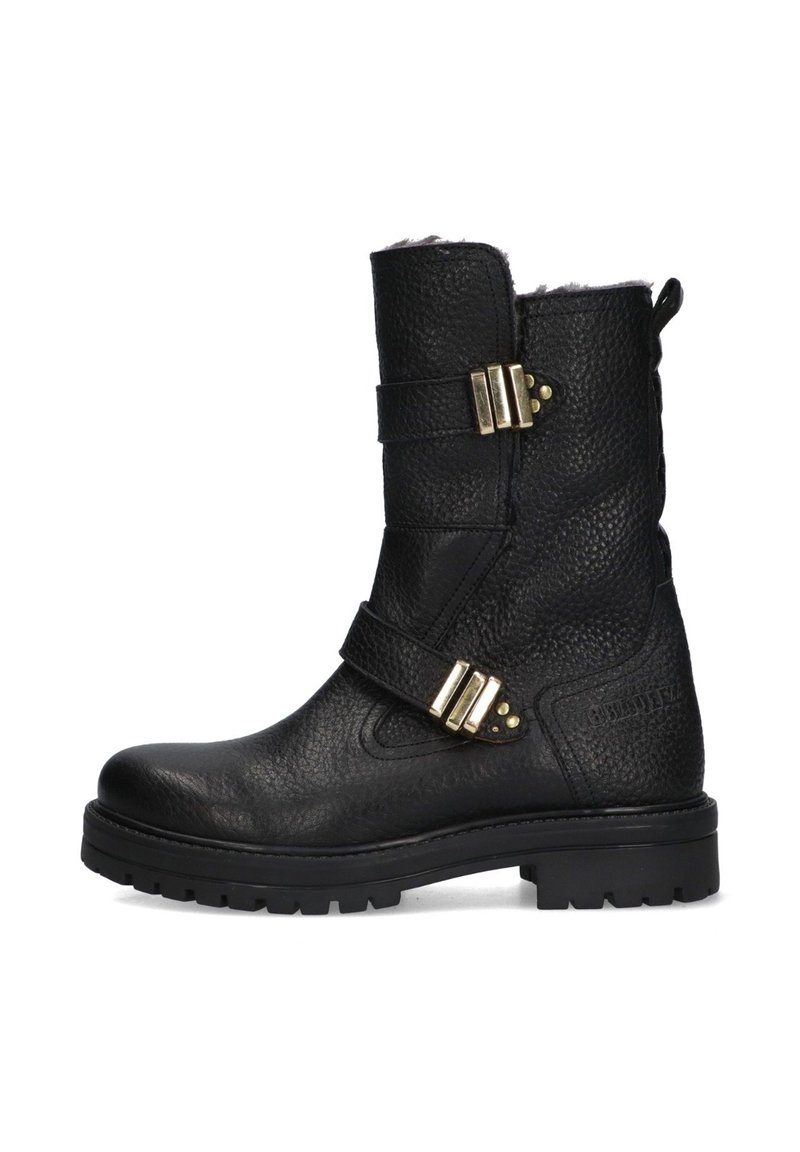 Botas de tobillo de piel negra con acabado texturizado, dos correas metálicas con hebillas y una suela gruesa para mayor agarre.