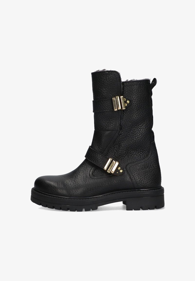 Stivaletti in pelle nera con finitura testurizzata, due cinghie metalliche con fibbie e una suola spessa con battistrada per una migliore aderenza.