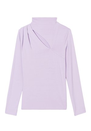 Haut à manches longues violet clair avec col montant et une découpe asymétrique sur la poitrine, présentant de subtiles plis sur une épaule.
