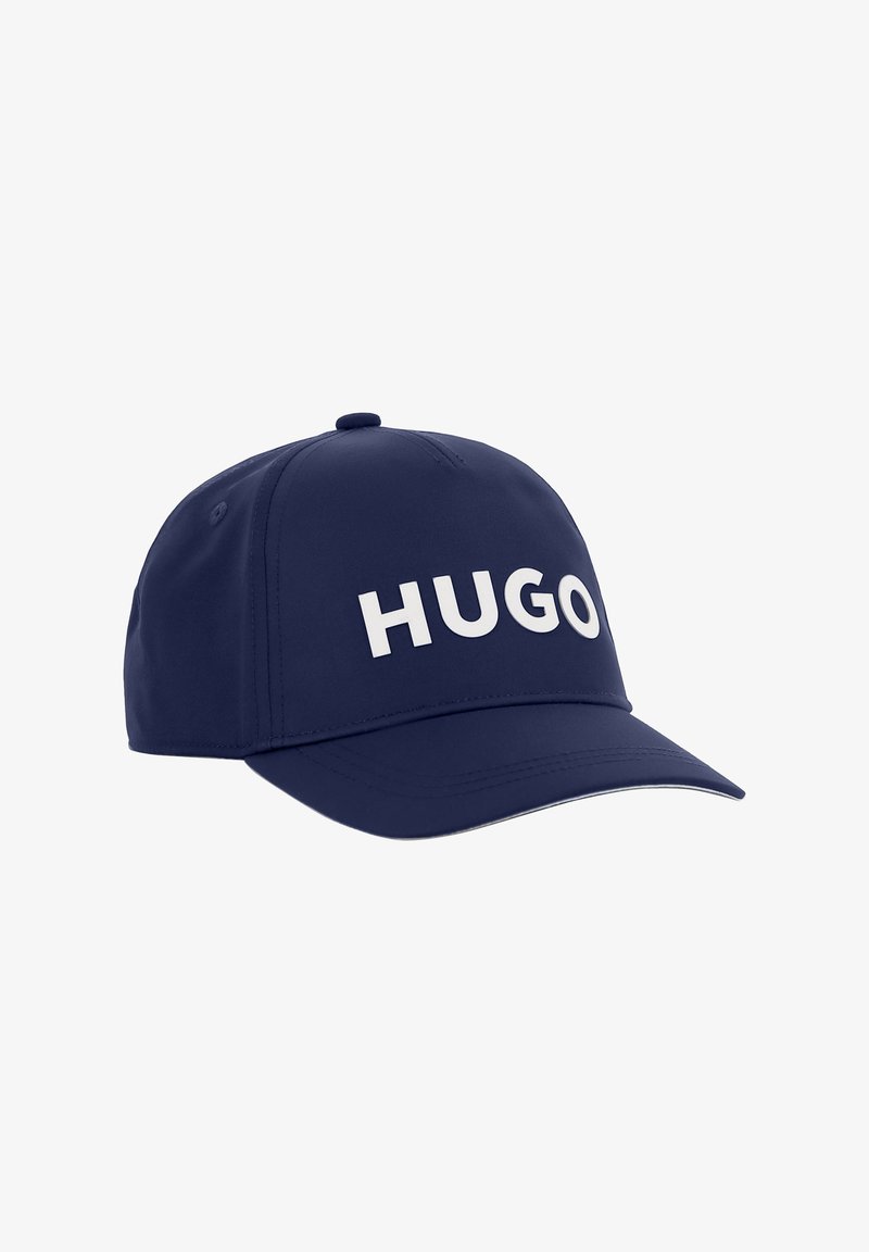 Casquette de baseball marine avec une visière incurvée et le logo blanc "HUGO" à l'avant. Fabriquée en tissu doux avec des coutures cousues.
