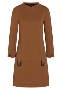 Brun klänning i texturerad tyg, med hög halsringning, trekvartärmar och ringdetaljer vid midjan.