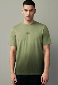 Next DIP DYE REGULAR FIT - Triko s potiskem - green