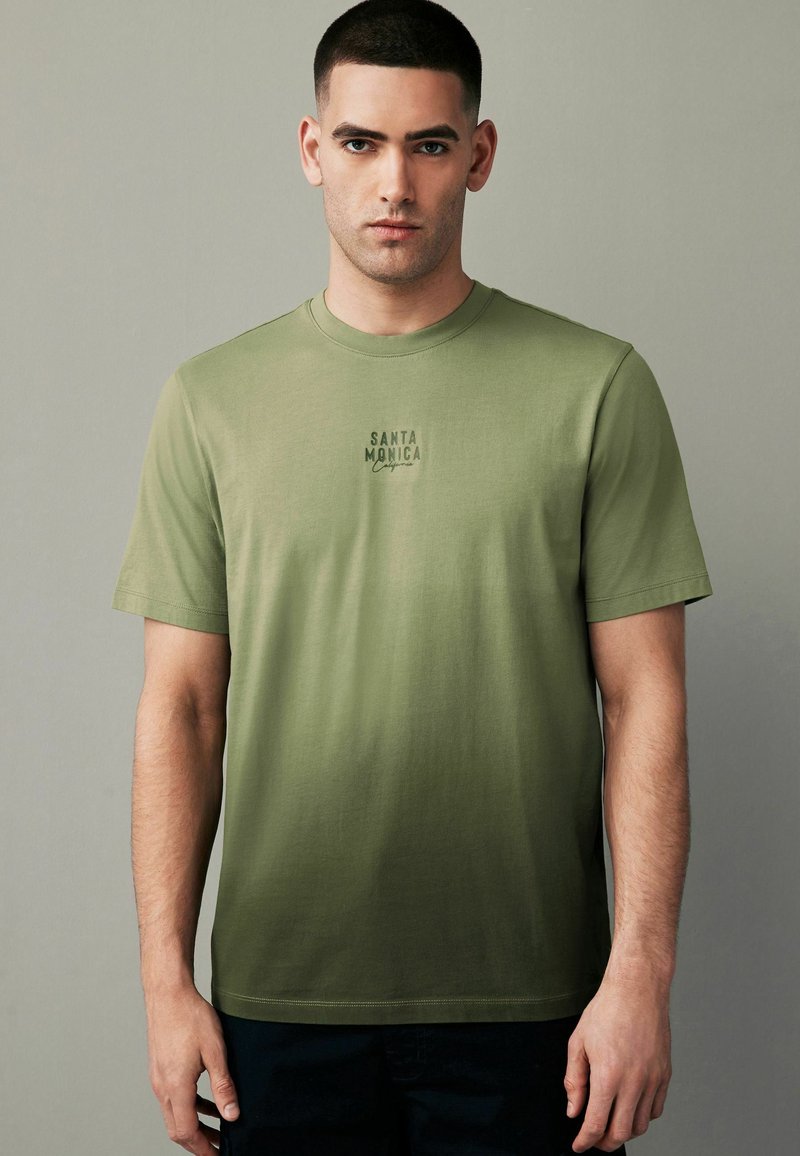 Next DIP DYE REGULAR FIT - Triko s potiskem - green