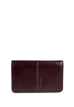 Portefeuille en cuir brun foncé avec coutures visibles et nom de marque embossé sur le devant, présenté fermé sur un fond blanc.