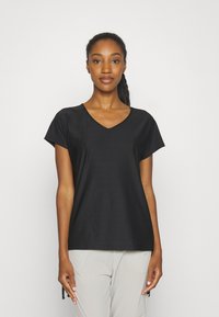Zwarte V-hals T-shirt met korte mouwen en een ontspannen pasvorm, gemaakt van gladde stof. Eenvoudig ontwerp zonder zichtbare patronen of accenten.