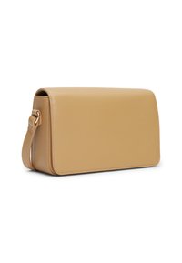 Borsa a pochette in pelle tan con forma strutturata, dotata di una chiusura piatta e di una tracolla sottile e rimovibile. Cuciture ordinate lungo i bordi.