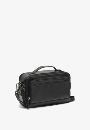Sac en cuir noir au design compact, doté de doubles zips, d'une poignée supérieure et d'une bandoulière amovible pour plus de polyvalence.