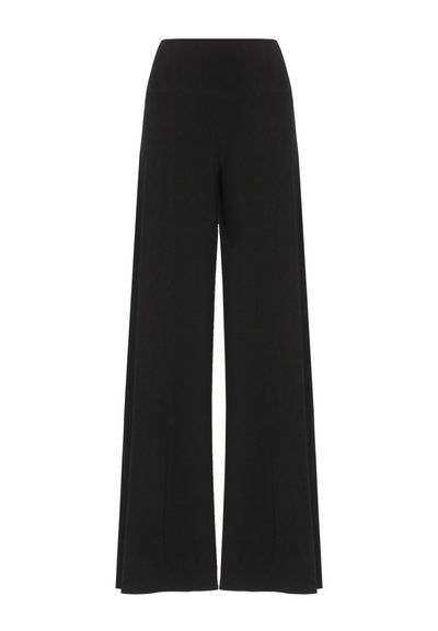 Pantalon noir à jambes larges avec une taille haute, confectionné en tissu extensible. Il présente une texture lisse et une silhouette fluide et longue.