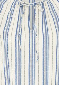 Tissu rayé bleu et blanc verticalement avec de fines lignes pointillées noires et un nœud noué au centre.