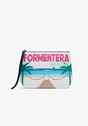 Pochette blanche zippée avec une scène de plage, des palmiers, des bateaux et le texte « FORMENTERA HABITUÉ » en grandes lettres roses et bleu clair.