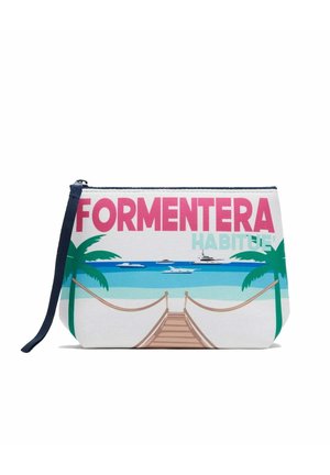 Witte etui met ritssluiting met een strandscène, palmbomen, boten en de tekst "FORMENTERA HABITUÉ" in grote roze en lichtblauwe letters.