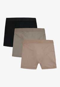 Trois paires de boxers pour hommes en noir, beige et beige clair. Fabriqués en matériau doux avec des ceintures élastiques et une finition lisse.