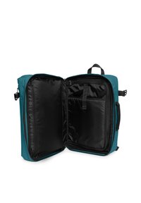 Borsa per laptop color teal con apertura a cerniera, interno nero con tasche organizzative, esterno in tessuto e doppi manici.