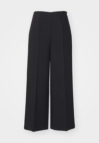 Pantalon noir à jambes larges en tissu lisse, avec taille haute, plis avant marqués et sans matériel ni motifs visibles.