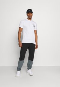 Obey Clothing EYES ICON - Potiskana majica - white