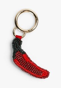 Llavero de cuentas con forma de chile, con cuentas rojas y verde oscuro y un anillo metálico dorado. Textura suave y colores vibrantes.