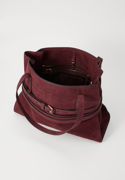 Μπορντό σουέτ τσάντα tote με ευρύχωρο εσωτερικό, θήκες με φερμουάρ, δερμάτινες λαβές και επίπεδο πάτο. Διαθέτει χρυσά αξεσουάρ.