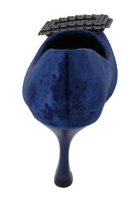 Mörkblå sammetsklack med spetsig tå, med en dekorativ rhinestone-applikation på framdelen och en stilettklack.