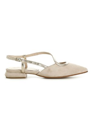 Zapatos slingback de ante beige con puntera puntiaguda, acentos metálicos y un tacón bajo. Presentan un corte decorativo y una correa adjustable.