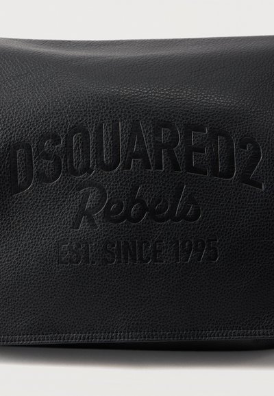 Surface en cuir noir texturé embossée du texte "DSQUARED2 Rebels EST. SINCE 1995" en design incurvé.