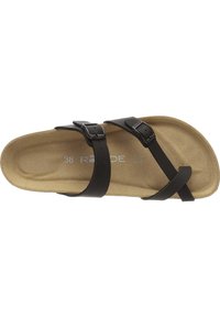 Černé sandály s nastavovacími popruhy, se zpevněnou béžovou stélkou a texturovanou podrážkou. Velikost 38 vyvedena ve stříbrné.