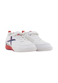 Zapatillas deportivas blancas con acentos en rojo y azul, que presentan una correa de gancho y bucle, lados perforados y suelas texturizadas.
