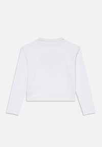 Weißes langärmliges Crop Top aus weichem Baumwollstoff. Verfügt über einen runden Halsausschnitt und keine sichtbaren Muster oder Akzente.