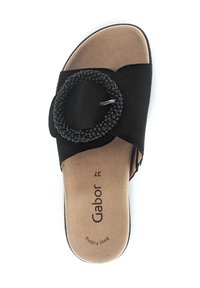 Sandalo a scivolo in suede nero con un accento di perla nera rotonda. La soletta beige morbida presenta il nome del marchio stampato e dettagli di comfort.