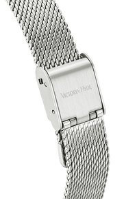 Silbernes Mesh-Uhrenarmband mit gebürsteter Metallschließe, graviert mit dem Markennamen Victoria Hyde.