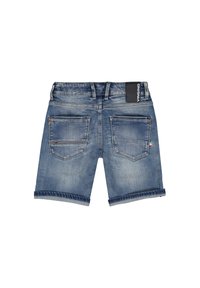 Jeansshorts i ljusblått med urtvättad finish. Har två bakfickor, upprullade fållar och ett svart logopatch på midjan.