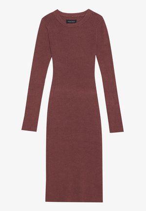 Abito a maniche lunghe a costine in bordeaux, con scollatura rotonda e silhouette aderente che si estende fino a metà polpaccio.