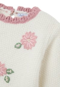 Weißer gestrickter Pullover mit einem rosa Rüschkragen, gestickten rosa Blumen und grünen Blättern. Die Textur ist weich und gemütlich.