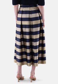 Marineblau- und goldgestreifter Faltenrock mit glatter Textur, ausgestattet mit einem Reißverschluss hinten und in Midi-Länge.