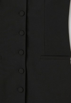 Gilet noir ajusté avec six boutons ronds recouverts de tissu, poches latérales et un design élégant et structuré avec une texture mate.