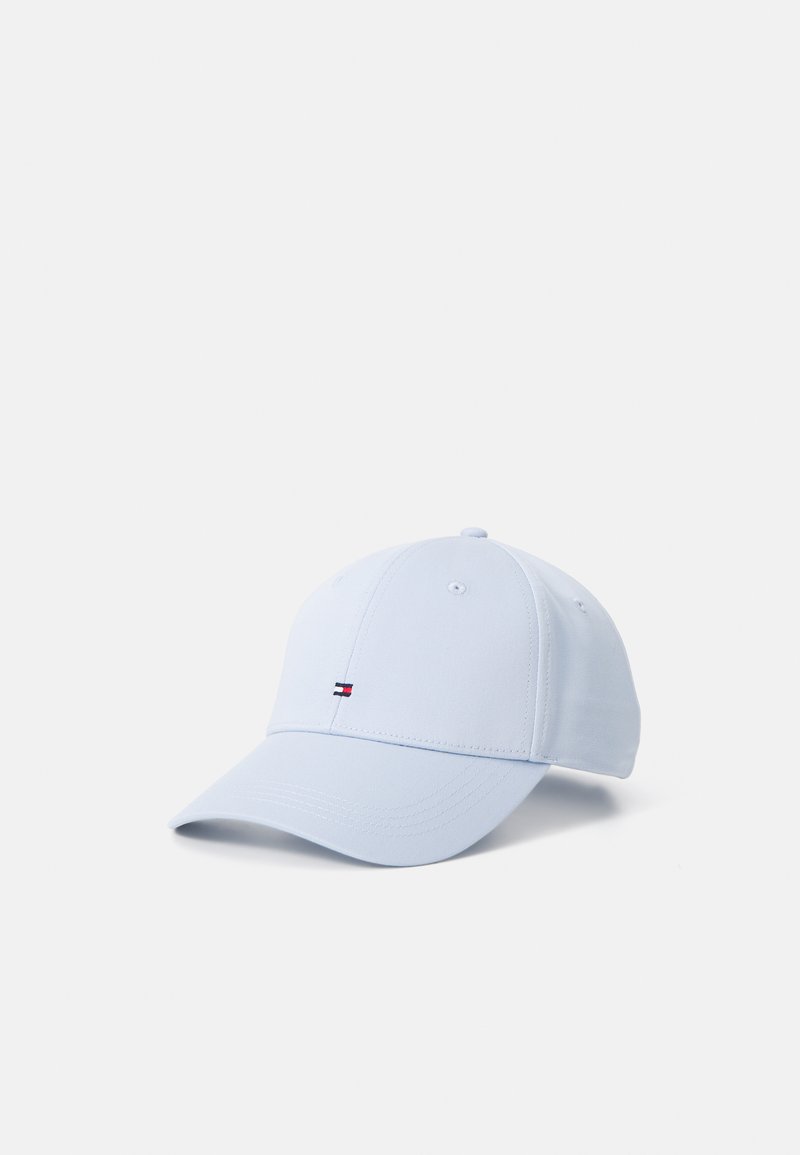 Cappellino da baseball azzurro chiaro con visiera curvata, realizzato in tessuto testurizzato. Presenta un piccolo logo con strisce rosse, bianche e blu sul davanti.