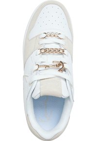 Sneaker in pelle bianca e suede grigio con punta perforata, dettagli in catena dorata e soletta azzurra. Design con lacci e dettaglio del logo.