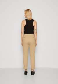 GAP DOWNTOWN - Auduma bikses - khaki