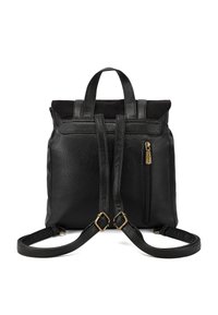 Zaino in pelle nera con finitura testurizzata, manici superiori doppi, spallacci regolabili e tasca con zip sul lato.