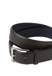 Hnedý kožený opasok s hladkou textúrou, vybavený striebornou kovovou prackou. Dizajn je elegantný a minimalistický, s čistými líniami bez vzorov.