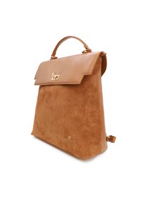 Borsa in pelle scamosciata e pelle marrone con un design strutturato, appendici dorate, manico superiore e chiusura a pattina. Texture liscia con dettaglio del logo.