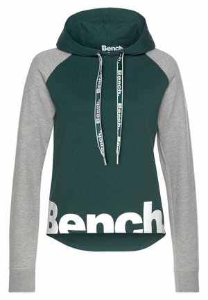 Sweat à capuche vert foncé avec manches longues gris clair, cordons avec texte "Bench", et grand logo blanc "Bench" en bas.