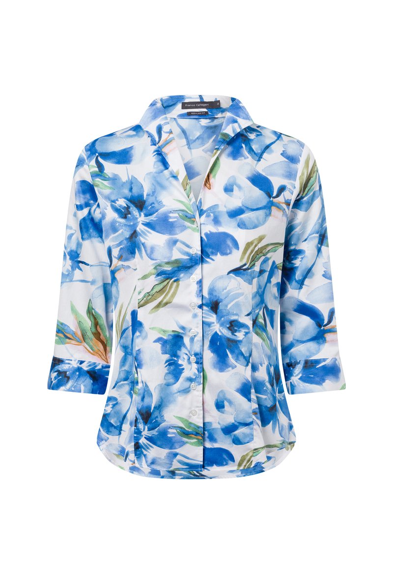 Blusa floreale con sfondo bianco, caratterizzata da grandi motivi di fiori blu e foglie verdi, un colletto e maniche a tre quarti.