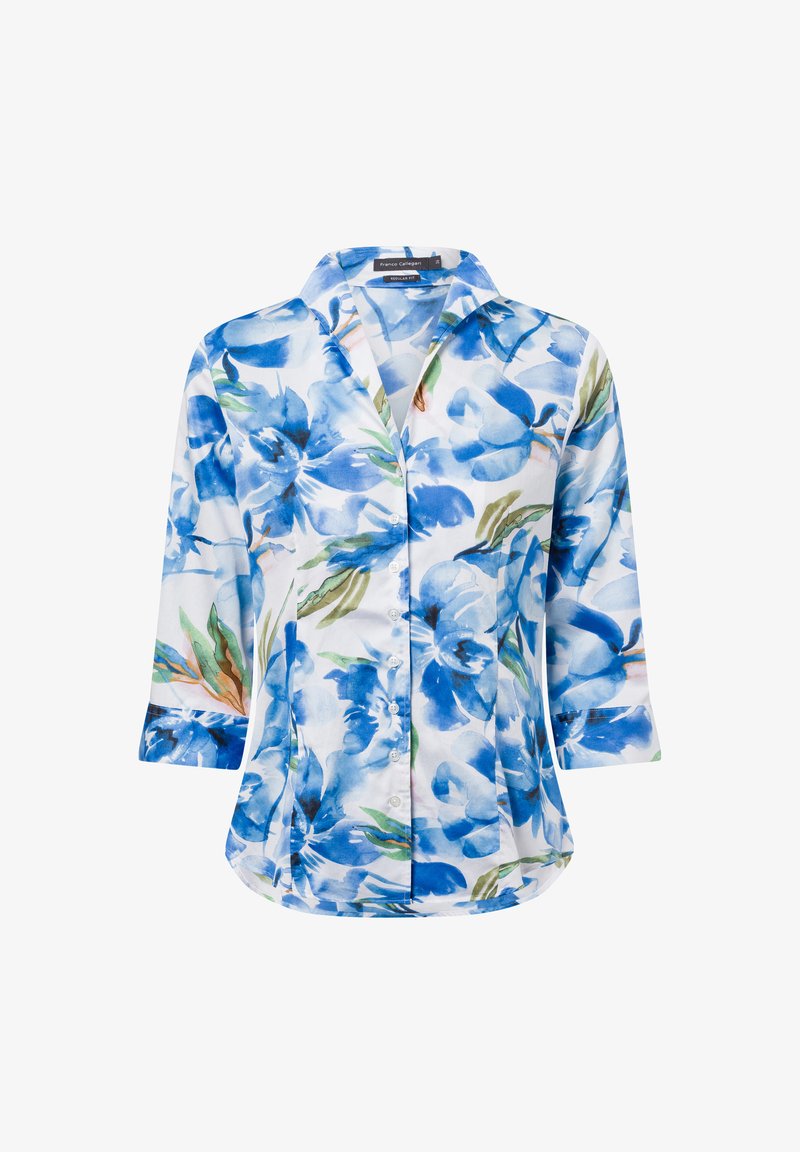 Bloes met bloemenprint op een witte achtergrond, met grote blauwe bloemenpatronen en groene bladeren, een kraag en driekwart mouwen.