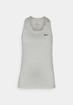 Lys grå ermeløs treningstopp laget av myk stoff, med rund halsutskjæring og en liten svart Nike-logo på venstre bryst.