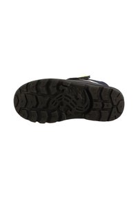 Suela de zapato de goma negra con un patrón de banda de rodadura profundo, con una superficie texturizada y un diseño grabado de lagarto, estructurada para tracción y estabilidad.