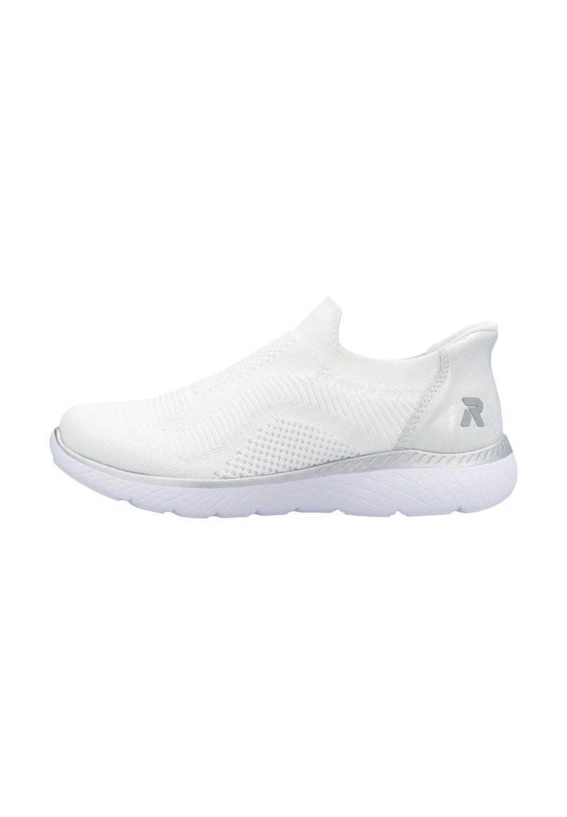 Scarpa da ginnastica bianca senza lacci con tomaia testurizzata, materiale elasticizzato a maglia, suola leggera e un sottile accent silver sul tallone.